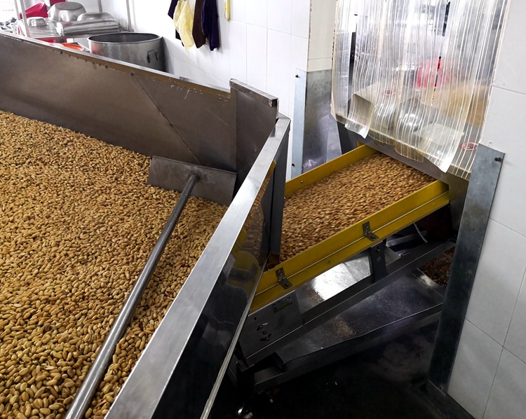 1562201080752153.jpg 傻二哥花生食品金屬檢測機使用現場4.jpg